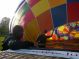 Pasagiers genieten van immense luchtballon